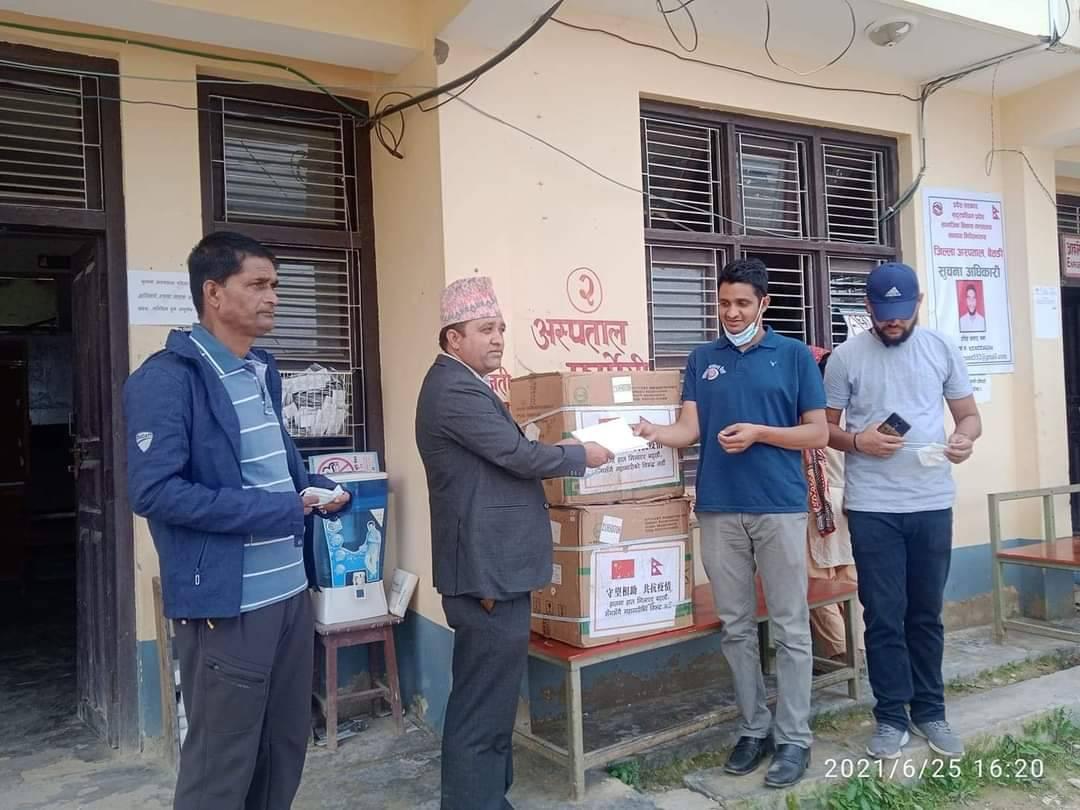 नेकपा माओवादी केन्द्र बैतडीले स्वास्थ्य कार्यालयलाई स्वास्थ्य सामग्री हस्तान्तरण गर्यो